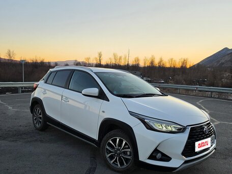 2022 Toyota Yaris L XP150 Рестайлинг, белый, 2600000 рублей, вид 3