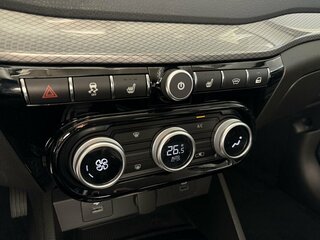 2026 Lada (ВАЗ) Vesta I Рестайлинг (NG), серебристый, 1805000 рублей, вид 3