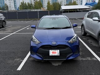 2021 Toyota Yaris IV, синий, 1110000 рублей, вид 3