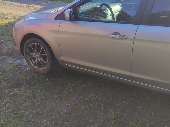2011 Ford Focus II Рестайлинг, серебристый, 575000 рублей - вид 1