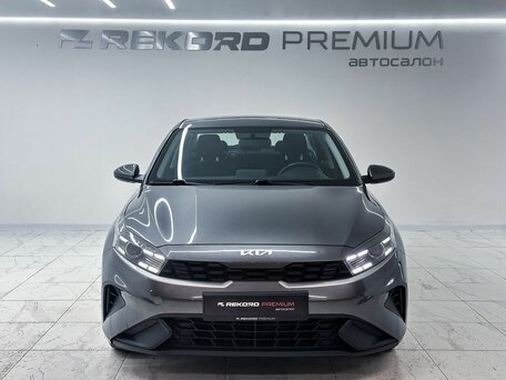 2022 Kia Cerato IV Рестайлинг, серый, 2300000 рублей, вид 4