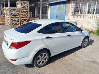 2013 Hyundai Solaris I, белый, 635000 рублей, вид 4