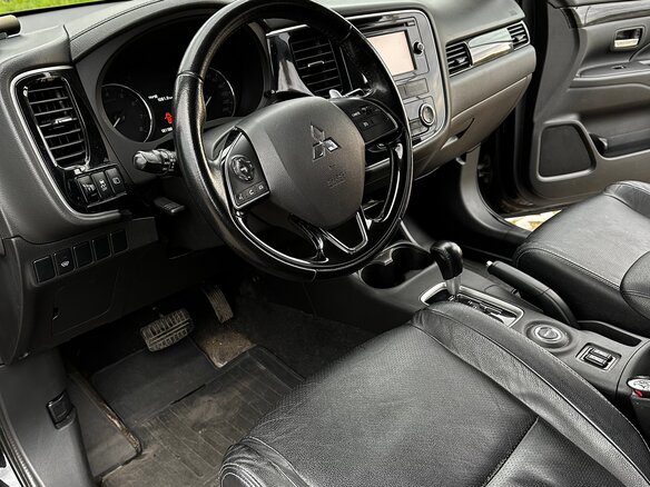 2016 Mitsubishi Outlander III Рестайлинг 2, чёрный, 1700000 рублей - вид 4