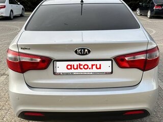 2014 Kia Rio 6-speed III, серебристый, 1200000 рублей, вид 3