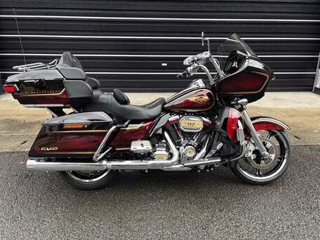 2023 Harley-Davidson CVO Road Glide Limited, пурпурный, 3635000 рублей, вид 1