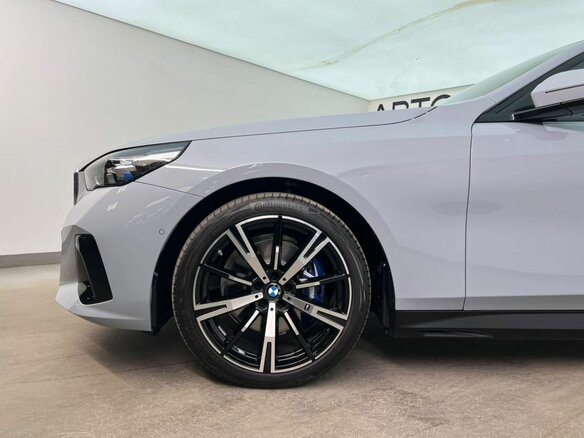 2026 BMW 5 серии 530i xDrive VIII (G60/G61/G68), серый - вид 11