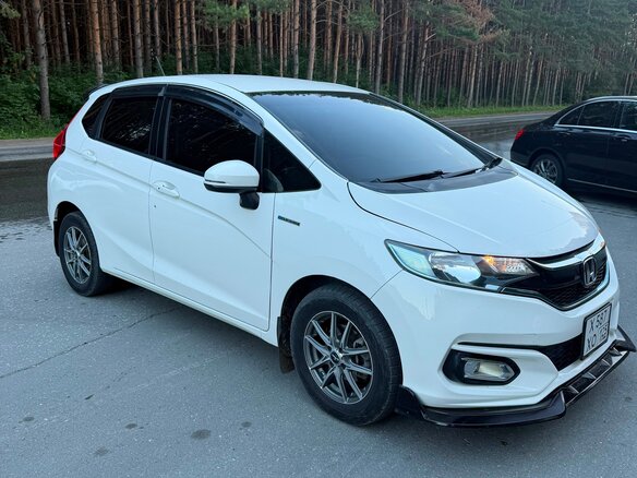 2018 Honda Fit III Рестайлинг, белый, 1385000 рублей - вид 3