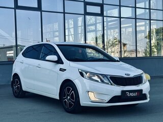2013 Kia Rio 4-speed III, белый, 879000 рублей, вид 4