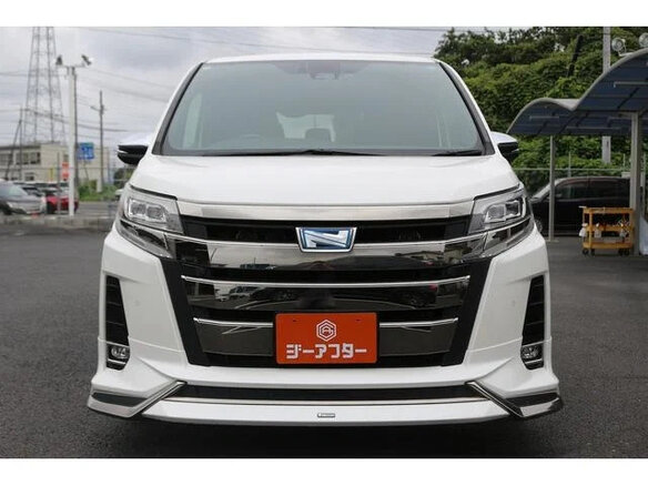 2021 Toyota Noah III (R80) Рестайлинг, белый, 2050000 рублей - вид 1