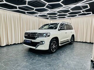 2020 Toyota Land Cruiser 200 Series Рестайлинг 2, белый, 9999900 рублей, вид 2