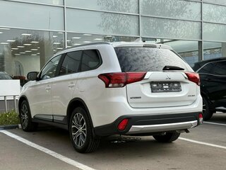 2018 Mitsubishi Outlander III Рестайлинг 2, белый, 1790000 рублей, вид 4