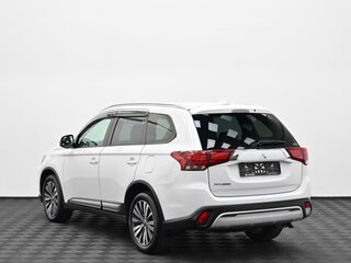 2020 Mitsubishi Outlander III Рестайлинг 3, белый, 2015000 рублей, вид 4
