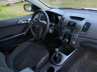 2010 Kia Cerato 5-speed II, белый, 700000 рублей, вид 3