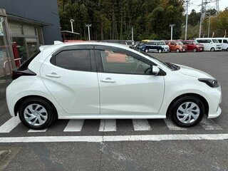 2021 Toyota Yaris IV, белый, 850017 рублей, вид 4