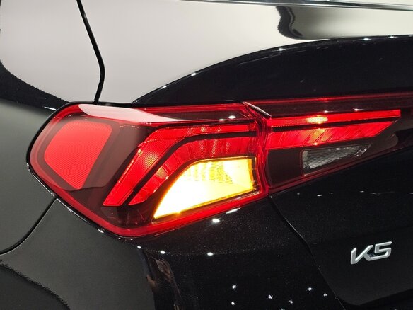 2023 Kia K5 LPi III, чёрный, 1920020 рублей - вид 5
