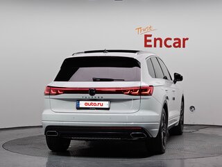 2024 Volkswagen Touareg III Рестайлинг, белый, 10347700 рублей, вид 4