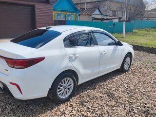2018 Kia Rio IV, белый, 1320000 рублей, вид 4