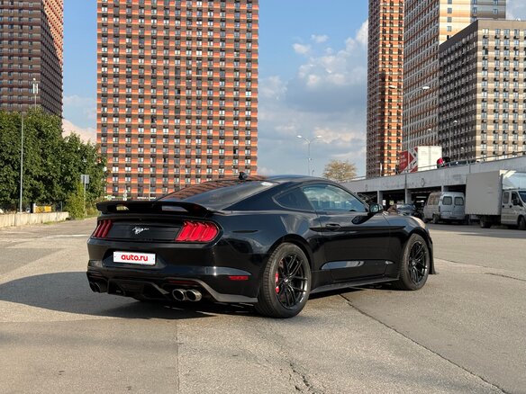 2020 Ford Mustang VI Рестайлинг, чёрный, 2400000 рублей - вид 3