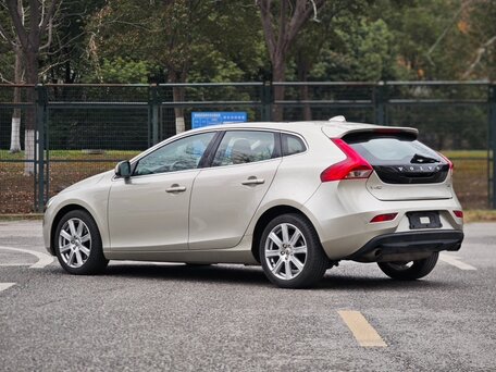 2016 Volvo V40 II Рестайлинг, бежевый, 1040000 рублей, вид 5