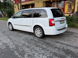 2014 Chrysler Town & Country V Рестайлинг, белый, 2000000 рублей, вид 4
