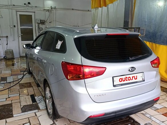 2017 Kia Ceed II Рестайлинг, серебристый, 1400000 рублей - вид 3