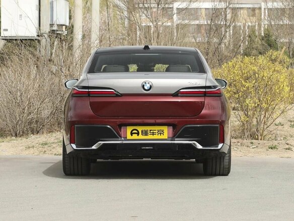 2025 BMW 7 серии 740i xDrive VII (G70), красный, 16760000 рублей - вид 6