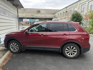 2017 Volkswagen Tiguan II, пурпурный, 1840200 рублей, вид 2