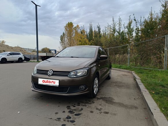 2015 Volkswagen Polo V, коричневый - вид 2