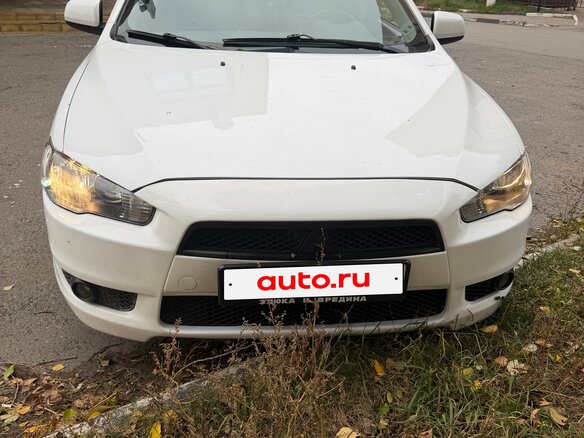 2011 Mitsubishi Lancer X Рестайлинг, белый, 750000 рублей - вид 1