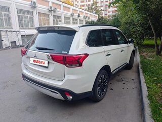 2022 Mitsubishi Outlander III Рестайлинг 3, белый, 2700000 рублей, вид 3