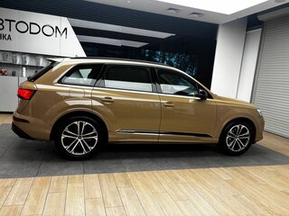 2025 Audi Q7 45 TFSI II (4M) Рестайлинг 2, золотистый, 11690000 рублей, вид 4