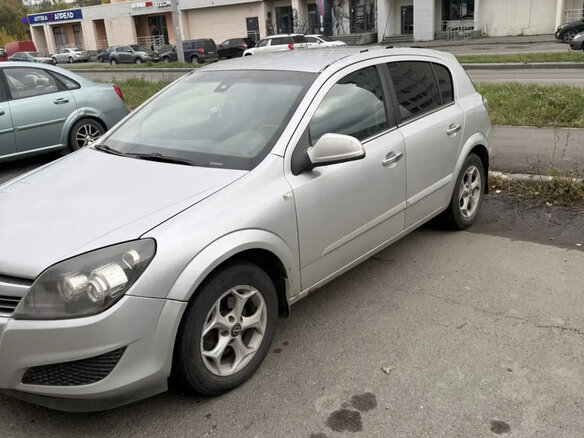 2010 Opel Astra H Рестайлинг, серебристый - вид 3