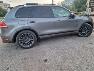 2013 Volkswagen Touareg II, серый, 2590000 рублей, вид 3