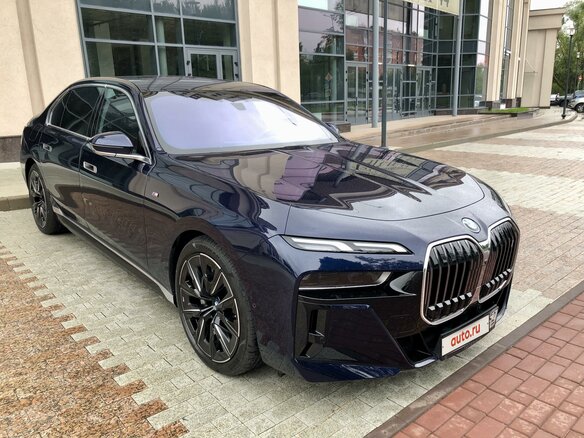 2022 BMW i7 xDrive60 I (G70), синий, 14900000 рублей - вид 6