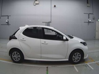 2021 Toyota Yaris IV, белый, 1109706 рублей, вид 3