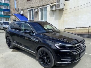 2018 Volkswagen Touareg III, чёрный, 4900000 рублей, вид 3