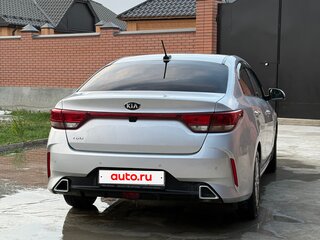 2021 Kia Rio IV Рестайлинг, серый, 1650000 рублей, вид 4