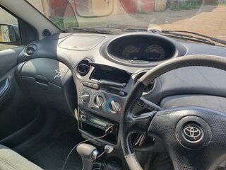 2002 Toyota Vitz I (P10), чёрный, 280000 рублей, вид 4