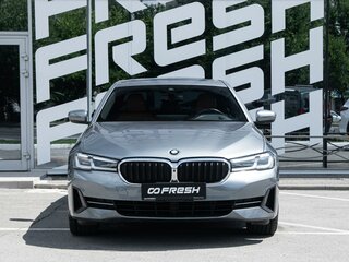 2020 BMW 5 серии 530i xDrive VII (G30/G31/G38) Рестайлинг, серый, 4550000 рублей, вид 3