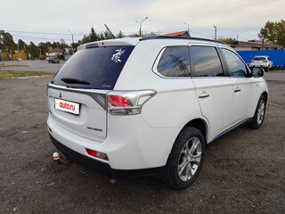 2014 Mitsubishi Outlander III, белый, 2000000 рублей, вид 4