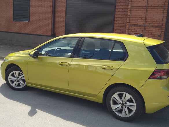 2020 Volkswagen Golf VIII, жёлтый, 2280000 рублей - вид 9