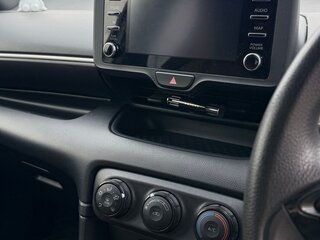 2020 Toyota Yaris IV, белый, 1280000 рублей, вид 5