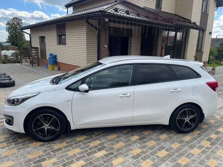 2017 Kia Ceed II Рестайлинг, белый, 1700000 рублей, вид 3