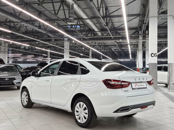 2024 Lada (ВАЗ) Vesta I Рестайлинг (NG), белый - вид 3