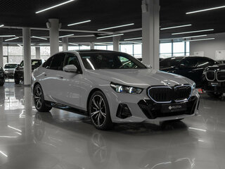 2026 BMW 5 серии 530i xDrive VIII (G60/G61/G68), серый, 10100000 рублей, вид 2