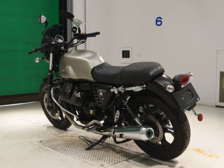 2017 Moto Guzzi V 7, серебристый, 600000 рублей, вид 5