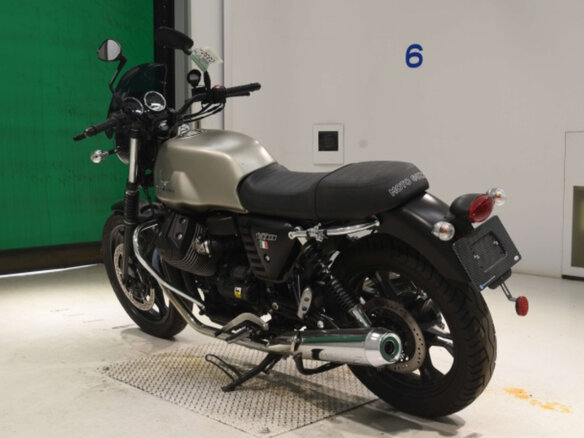 2017 Moto Guzzi V 7, серебристый, 600000 рублей - вид 4
