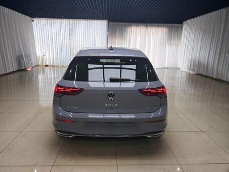 2023 Volkswagen Golf VIII, серый, 1790000 рублей, вид 5
