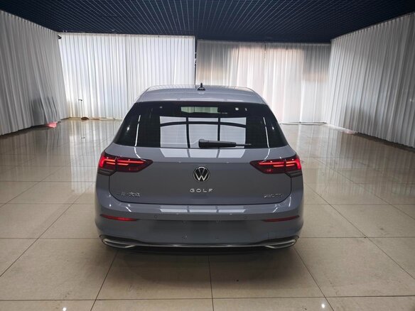2023 Volkswagen Golf VIII, серый, 1790000 рублей - вид 4