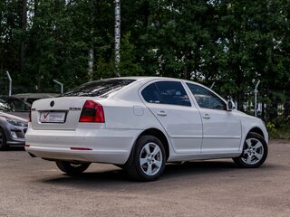2011 Skoda Octavia II (A5) Рестайлинг, белый, 598000 рублей, вид 2